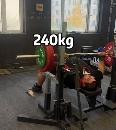 徐明杰有自己的健身房。