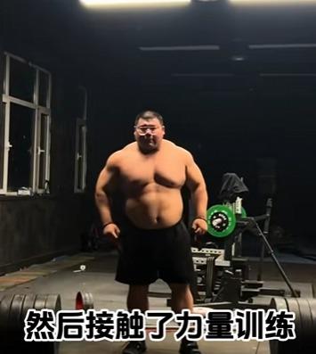 徐明杰2023年比賽,深蹲單項335公斤也破亞洲紀錄。