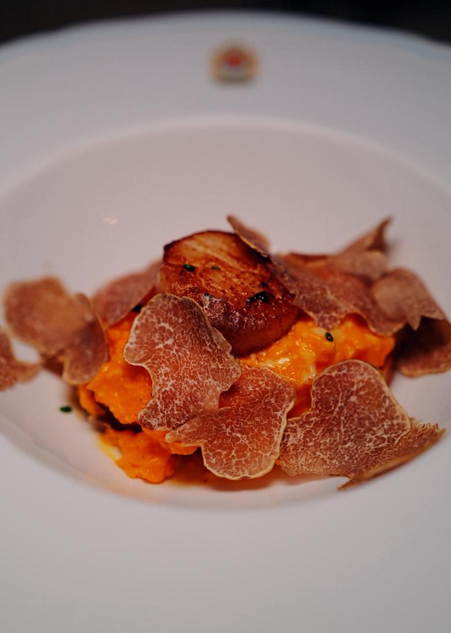 炒有機雞蛋多士配北海道帶子及阿爾巴頂級白松露