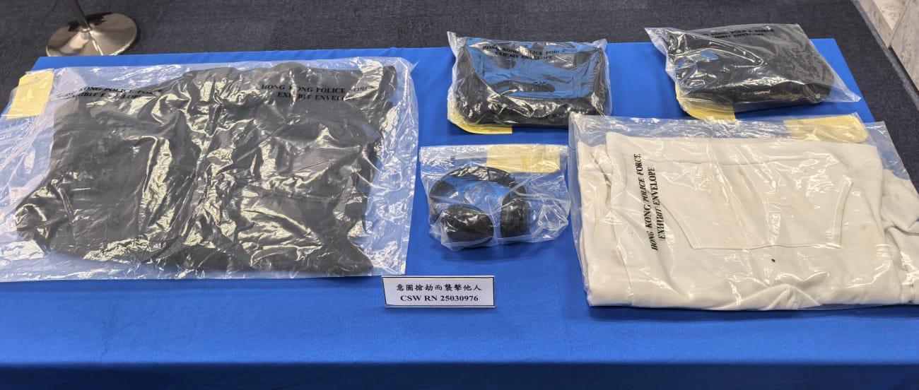 警方檢獲相信是疑犯犯案時所身穿的衣物。