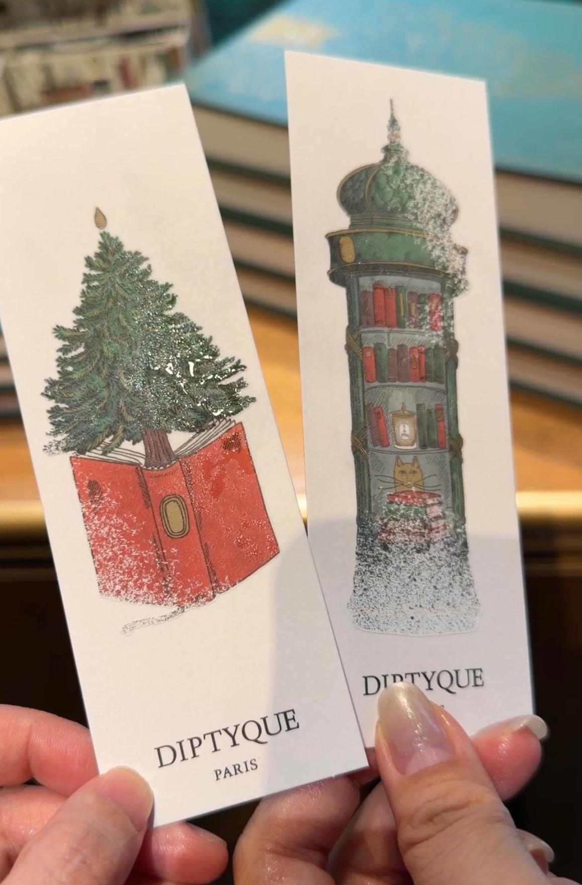 輕輕噴上香氛,書籤上的隱藏插畫即時顯現眼前。