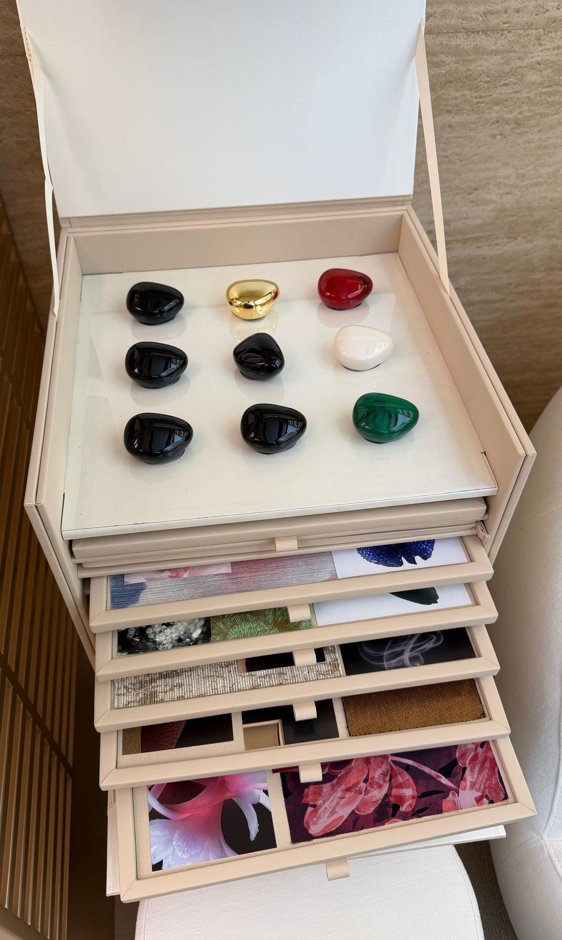 以圖像及顏色揀選最適合的個人訂制香氣。