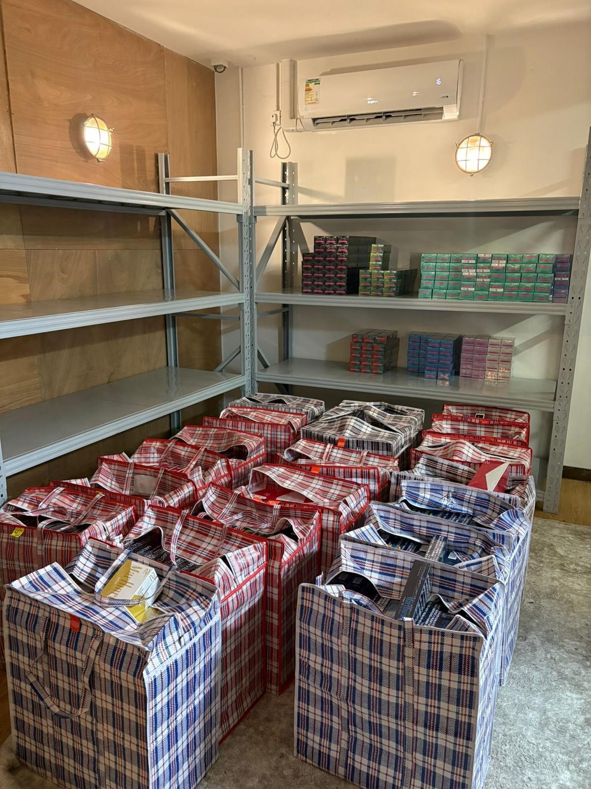 海關粉嶺搗3私煙倉檢逾億元私煙,29歲逾期留港男子被捕。