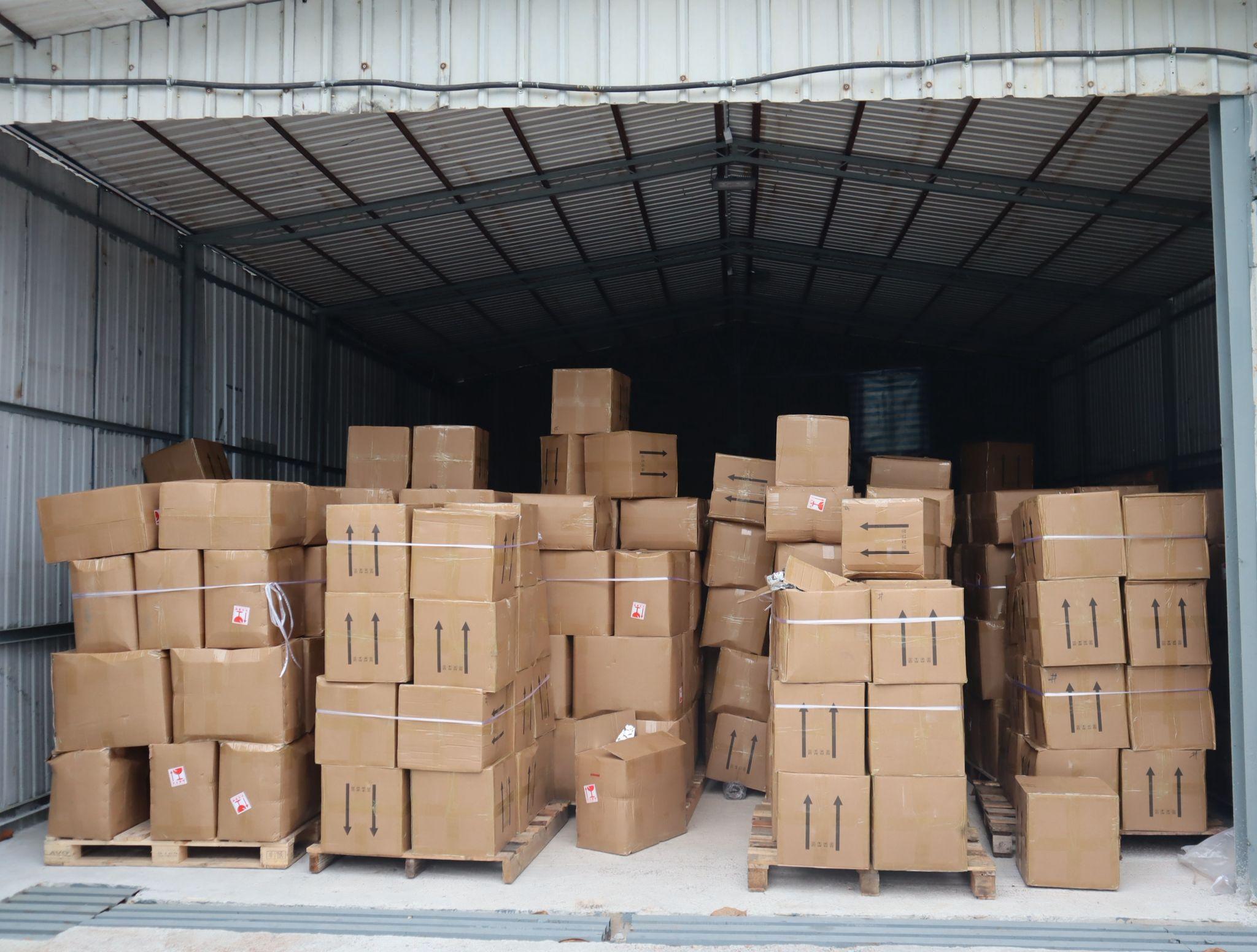 海關粉嶺搗3私煙倉檢逾億元私煙,29歲逾期留港男子被捕。