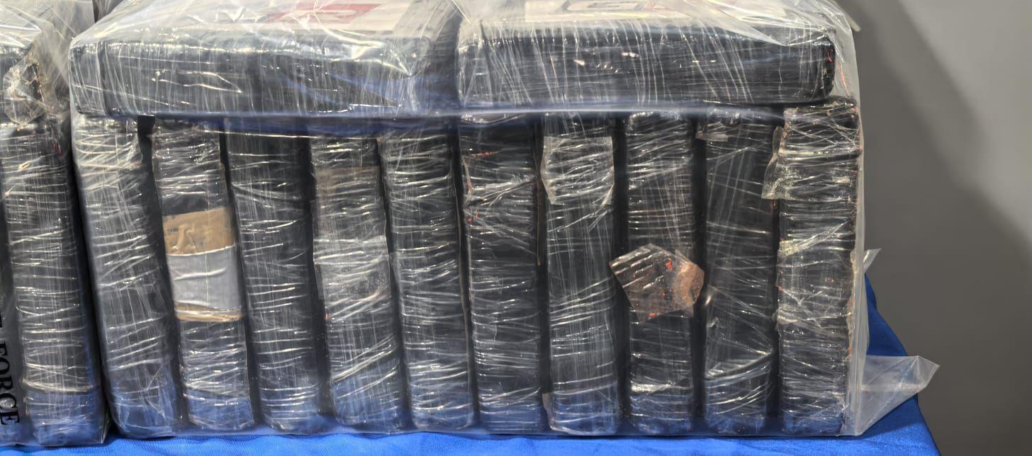 東非烏干達男冒認領事職員送文件,行李酒店藏8100萬元可卡因被捕。