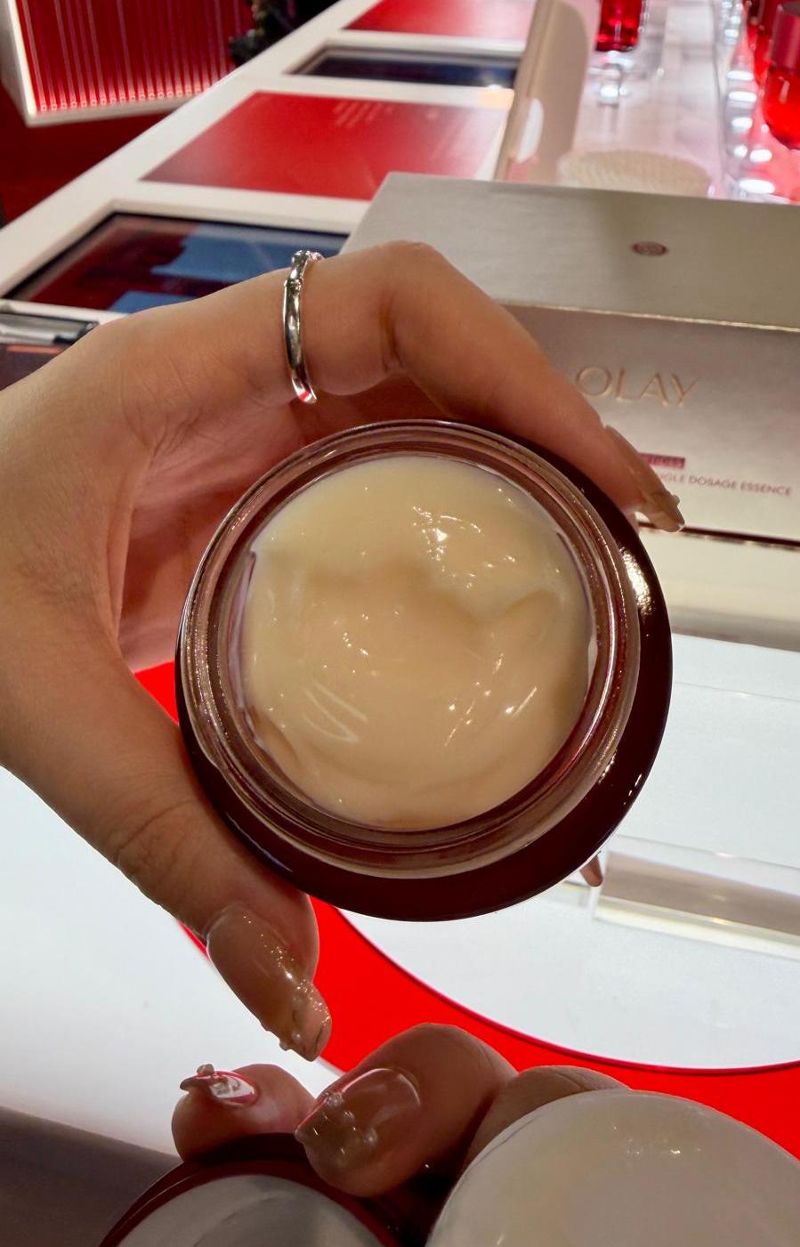 滋潤版紅金面霜質地較為杰身。