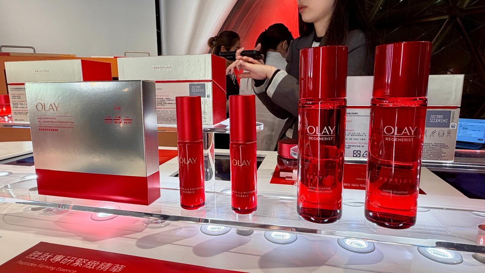 限定優惠包括送出胜肽專研密集奢護面膜(左)及送新生高效緊緻精華水(右)。