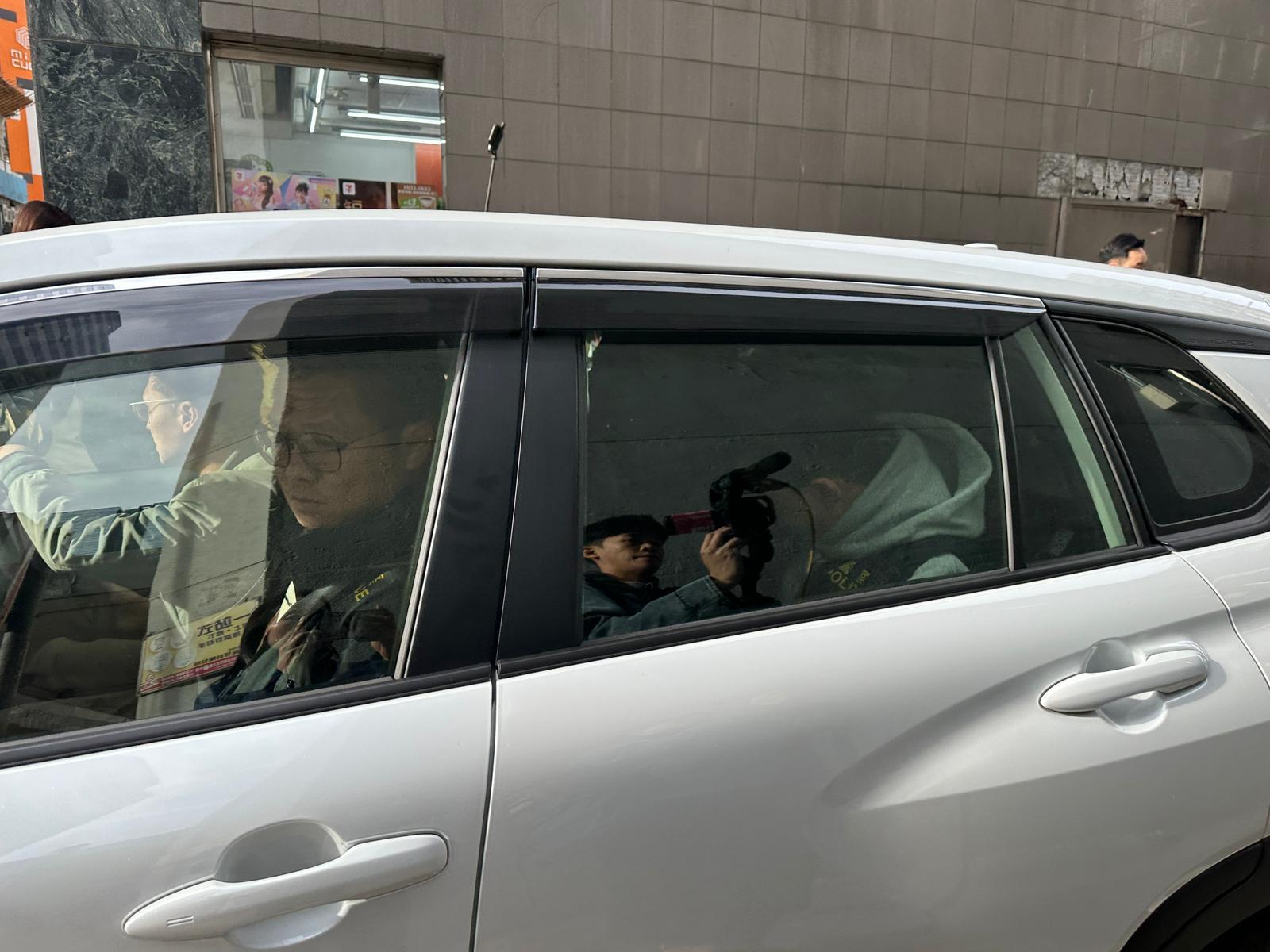 大埔宏福苑五級火|工程公司3負責人涉「誤殺」被捕,警方到新蒲崗工廈辧公室蒐證。