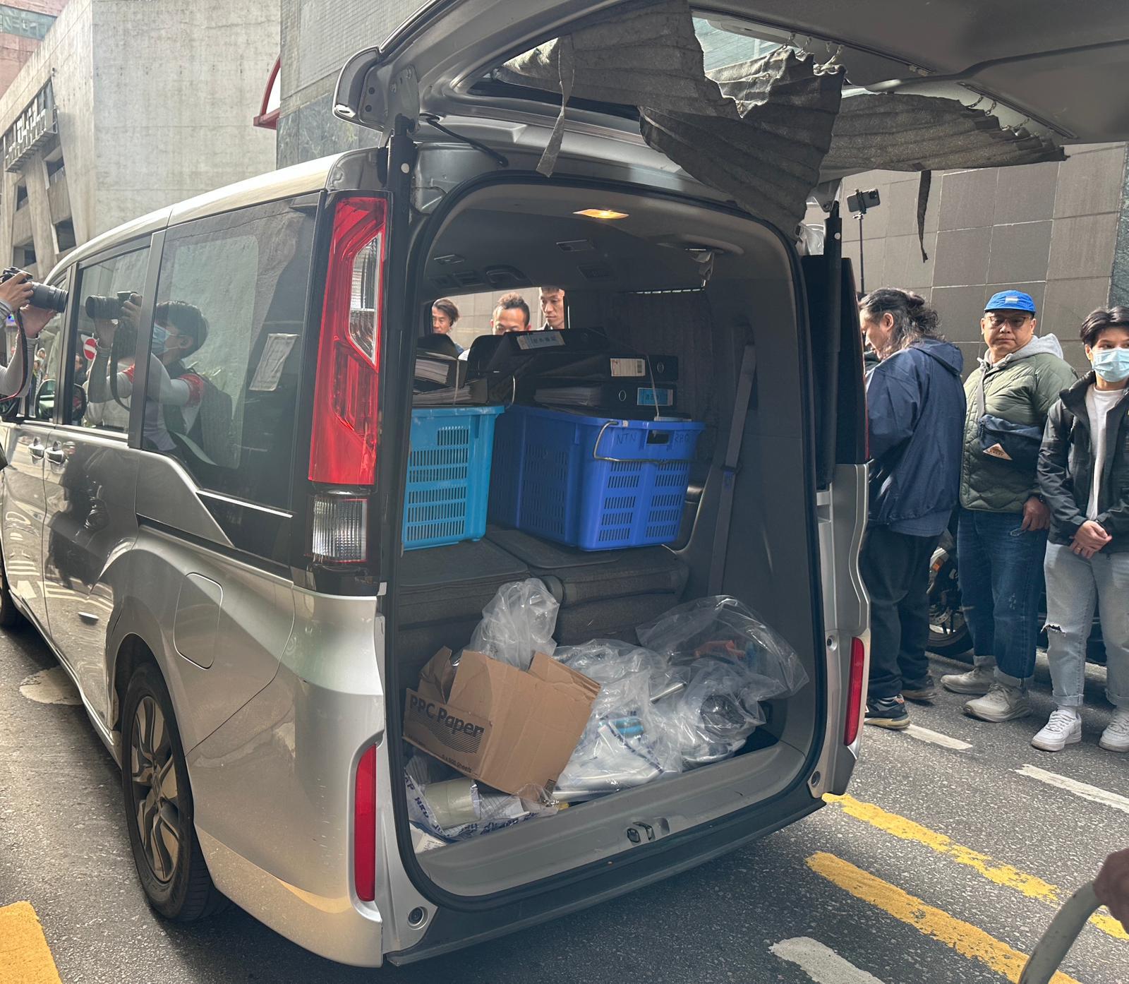 大埔宏福苑五級火|工程公司3負責人涉「誤殺」被捕,警方到新蒲崗工廈辧公室蒐證。