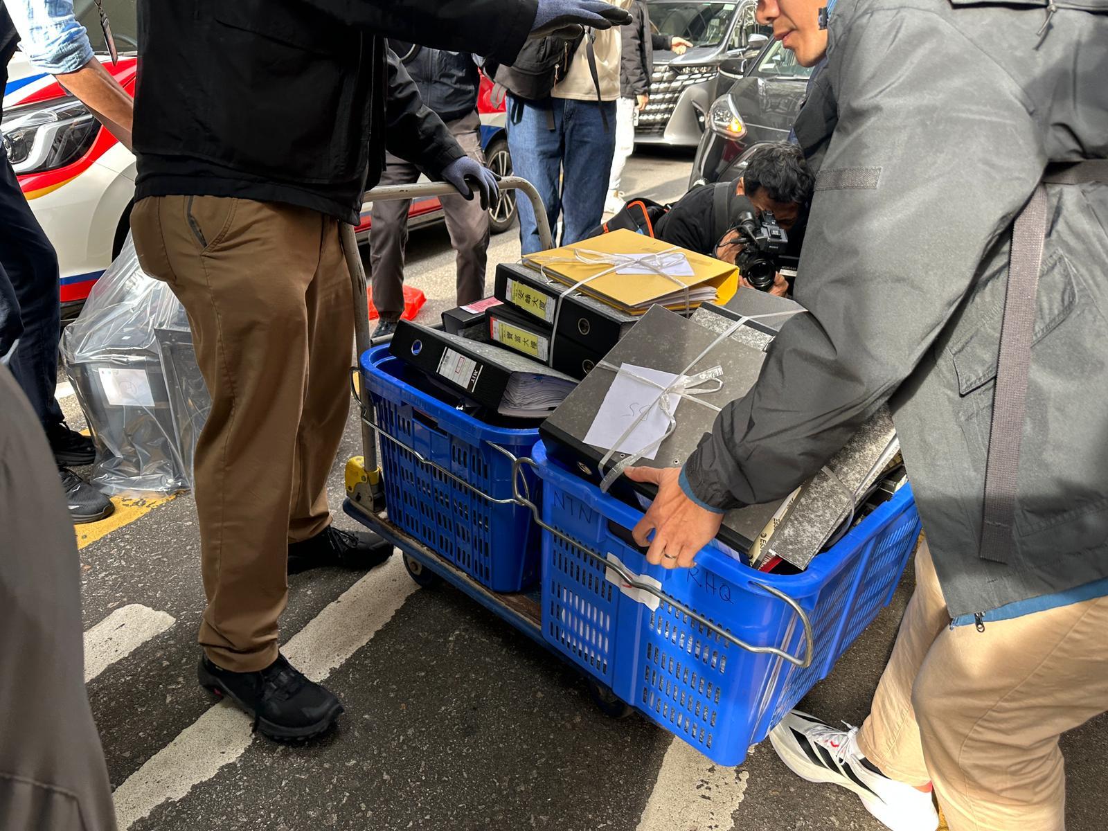 大埔宏福苑五級火|工程公司3負責人涉「誤殺」被捕,警方到新蒲崗工廈辧公室蒐證。