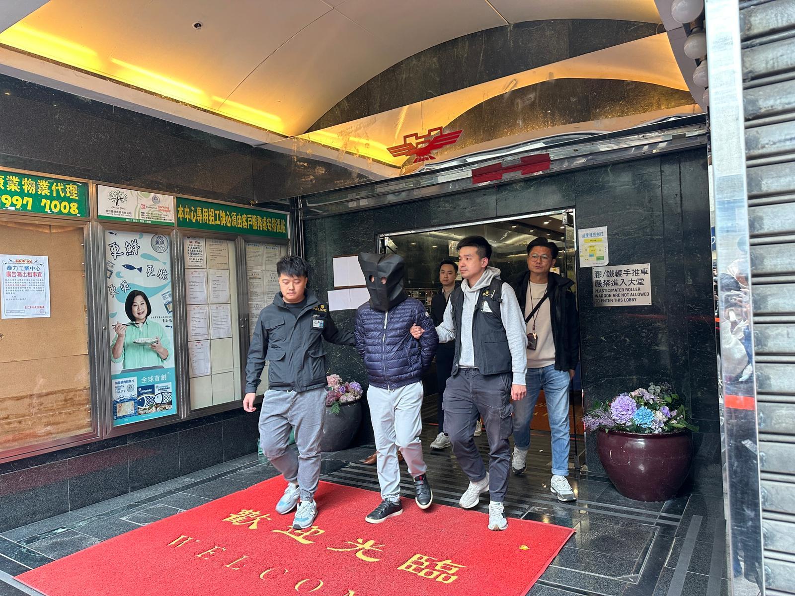 大埔宏福苑五級火|工程公司3負責人涉「誤殺」被捕,警方到新蒲崗工廈辧公室蒐證。