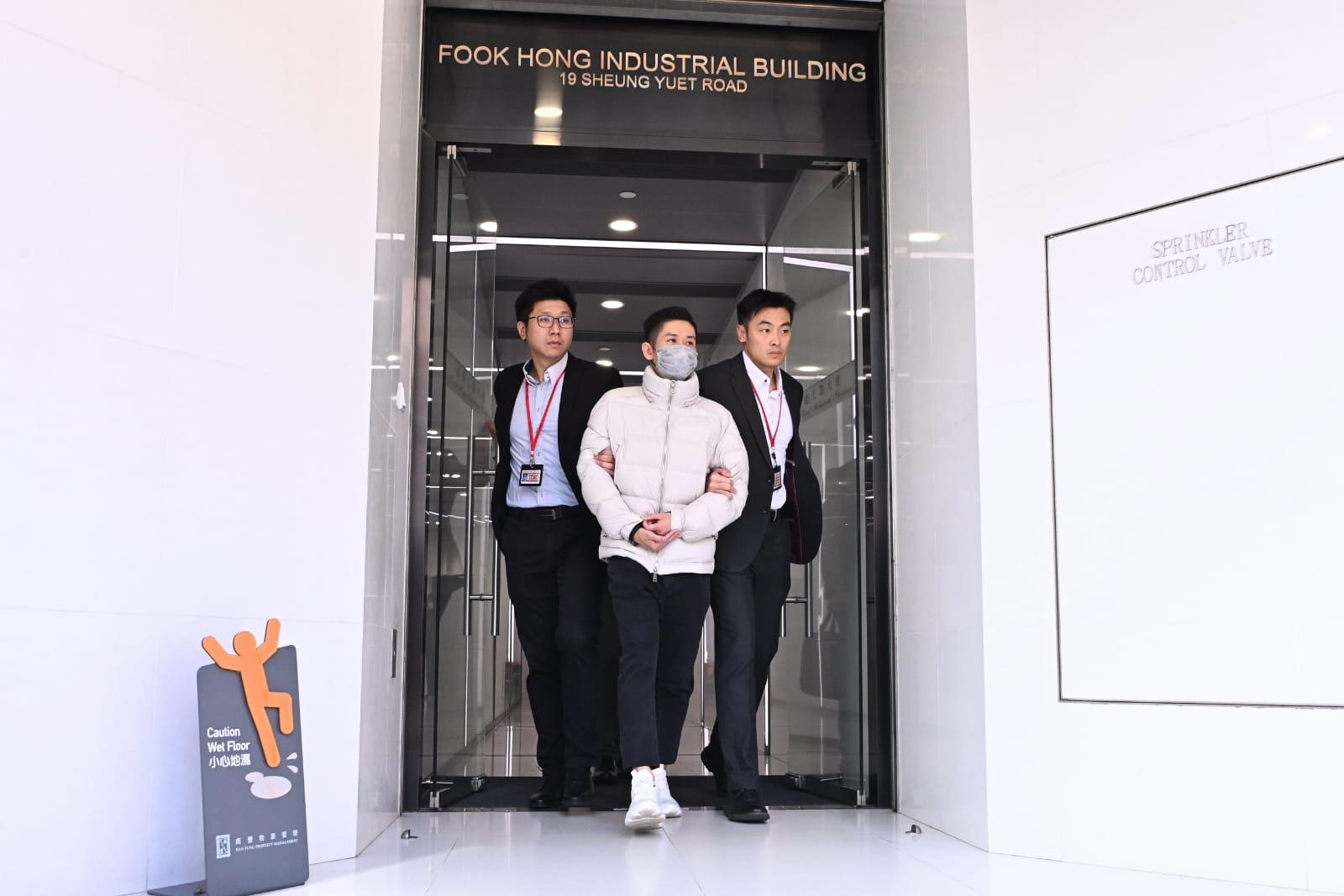 消息指廉政公署拘捕多名涉案工程公司人員,包括東主及項目經理等,並會押返公司調查。