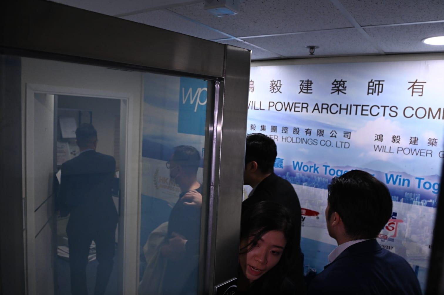 消息指廉政公署拘捕多名涉案工程公司人員,包括東主及項目經理等,並會押返公司調查。