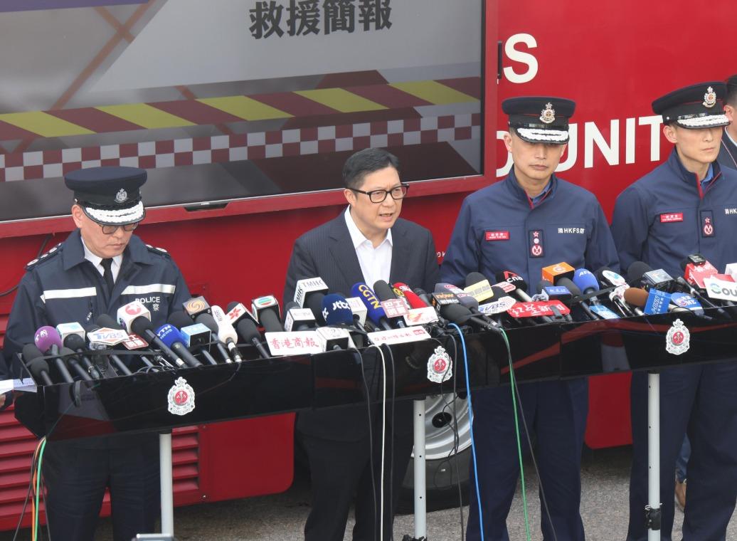 鄧炳強表示,大火至今造成128人死亡、79人受傷。警方不排除進入現場進行詳細調查和搜證時,有機會再發現燒焦遺體。(中通社)