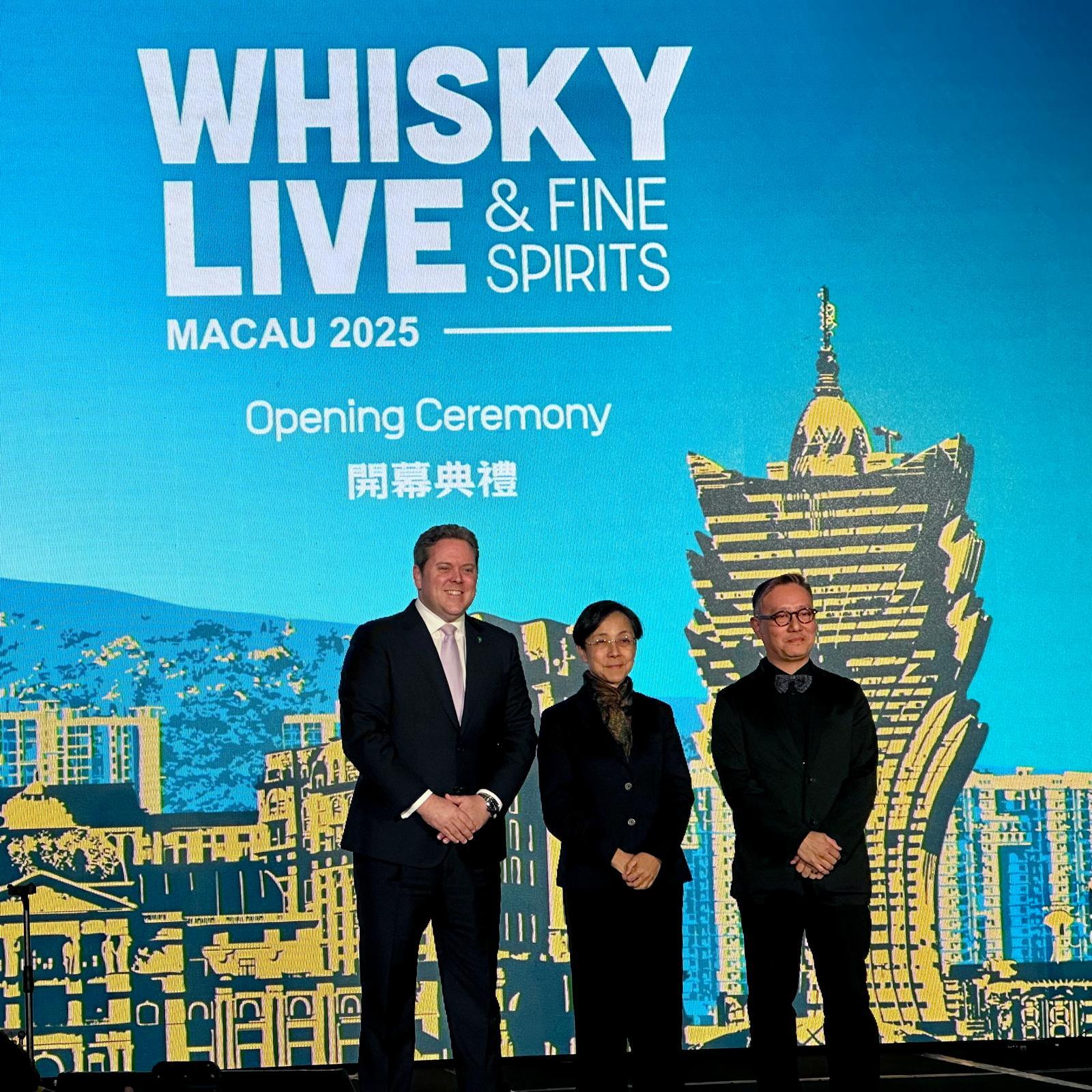 Whisky Live Macau 2025主禮嘉賓:(中)澳門特別行政區政府旅遊局局長文綺華女士;(左)澳娛綜合度假股份有限公司首席酒店、餐飲及設施業務總監紀睿德先生;(右) 《香港及澳門威士忌雜誌》總監蕭乃志先生。