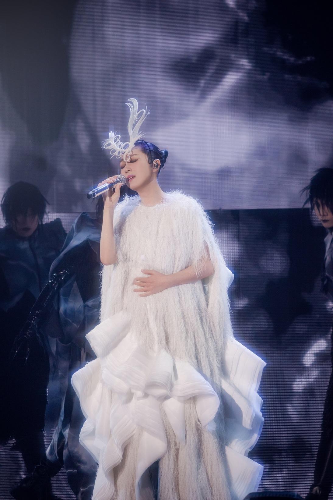 楊千嬅團隊連夜調整型造,將鮮艷服飾轉為素色為主。