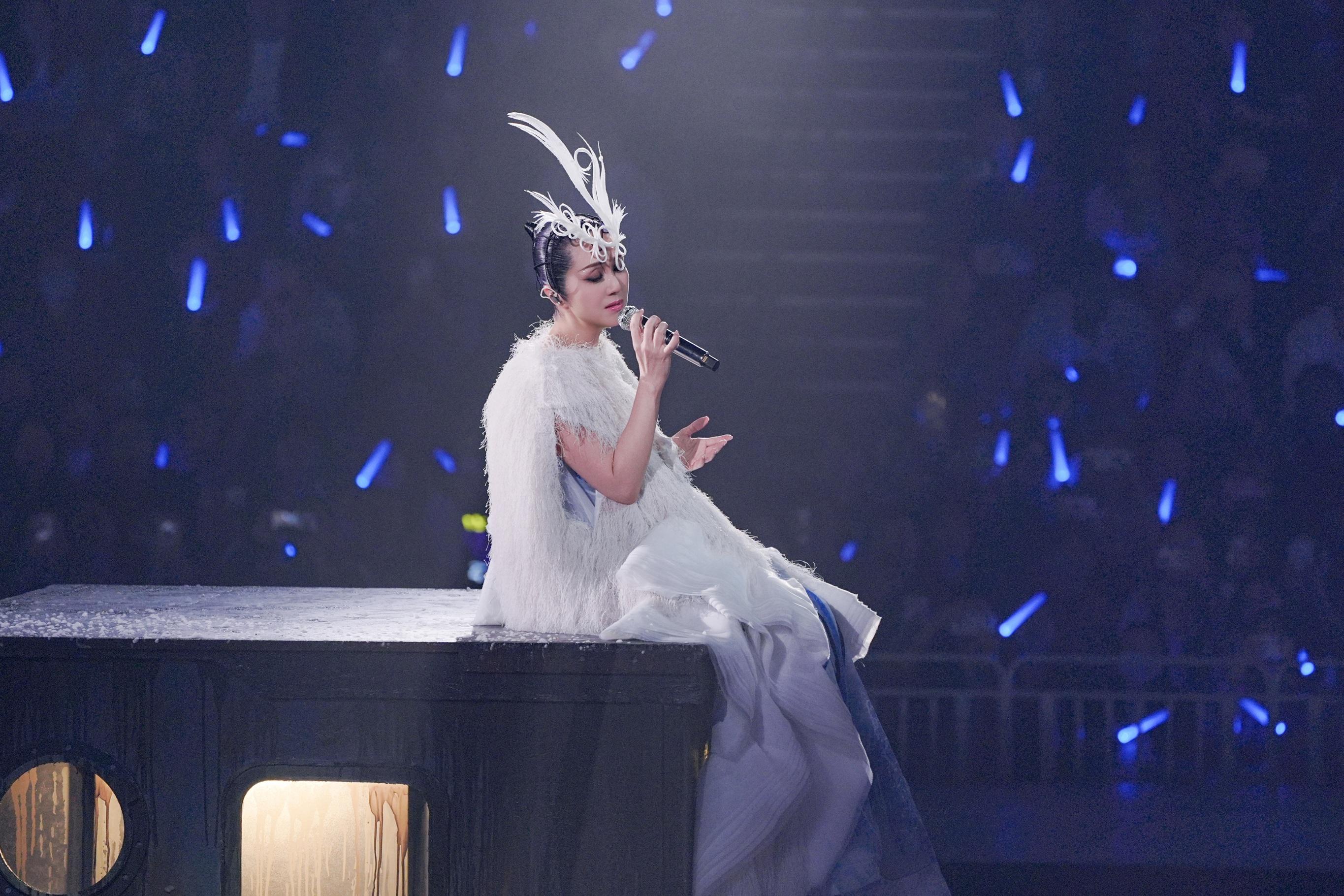 默哀後,楊千嬅從台底坐著渡船緩緩升起唱《笑中有淚》。