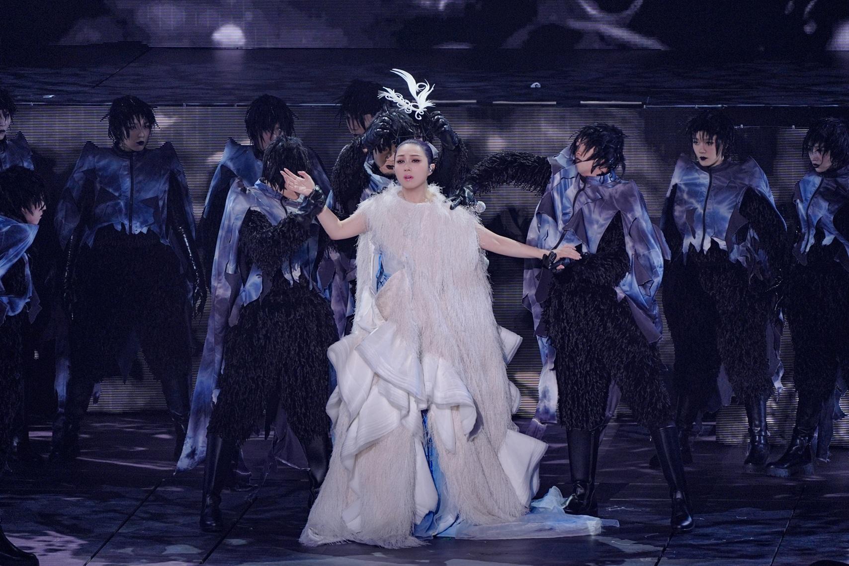 楊千嬅團隊連夜調整型造,將鮮艷服飾轉為素色為主。