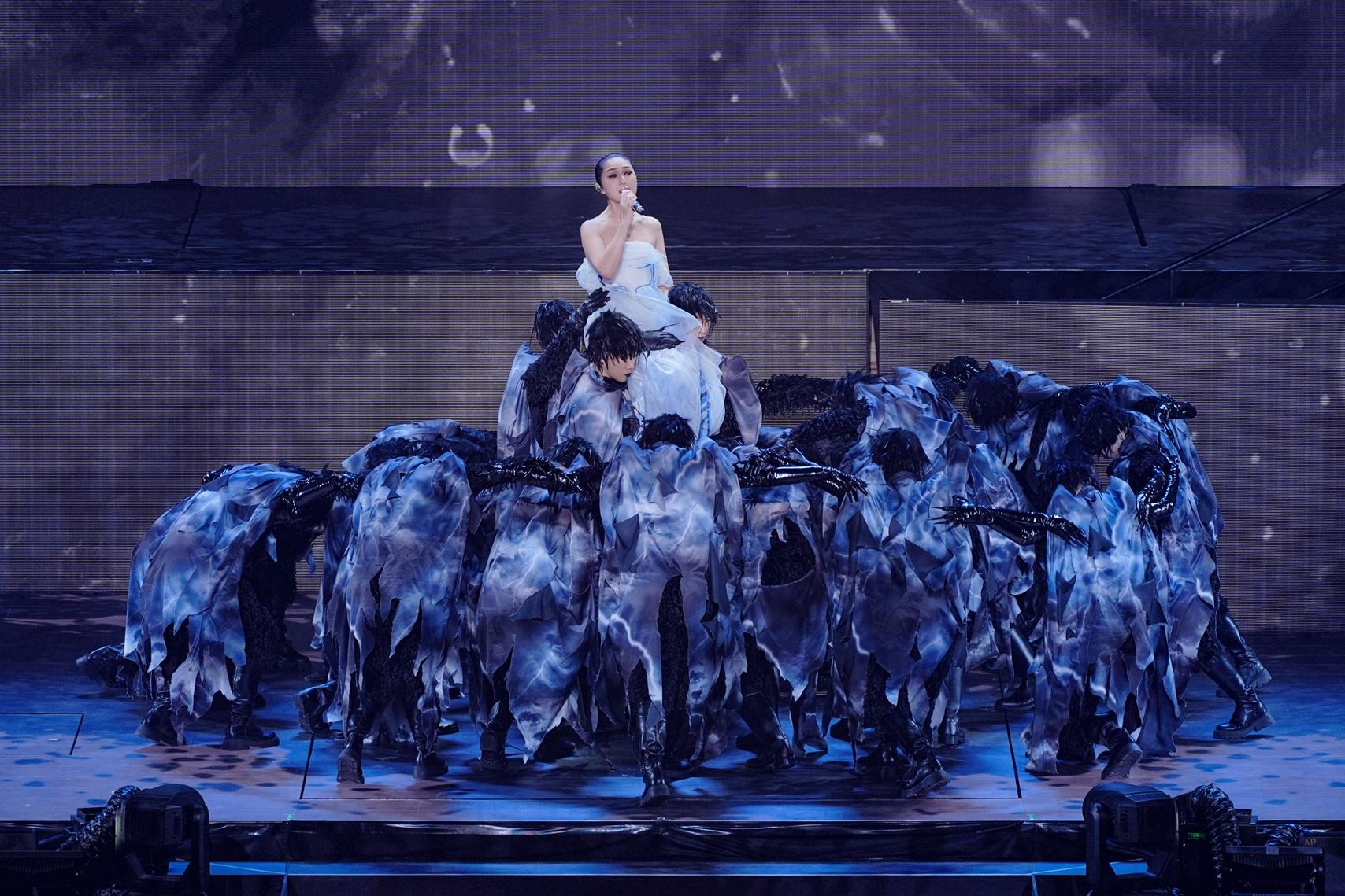 楊千嬅團隊連夜調整型造,將鮮艷服飾轉為素色為主。