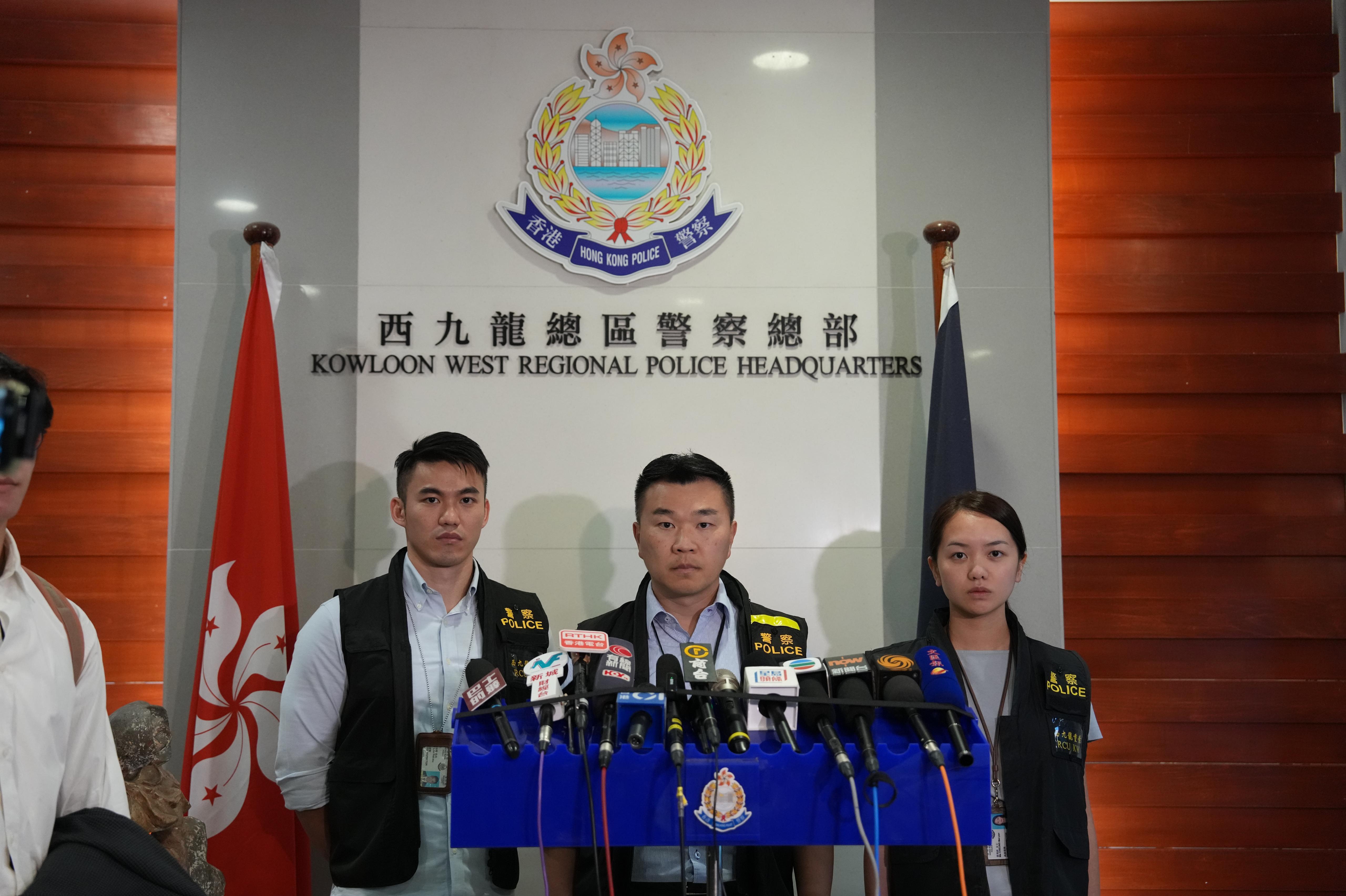 海關毒品調查科人員在土瓜灣定安大廈掃毒期間遇襲,3名關員遭菜刀斬傷,疑兇潛逃六日後在元朗被捕。警方在涉事單位檢獲一把刀、五支氣槍、一把弩和一批市值約180萬元的毒品,包括約4公斤海洛英、約40克氯胺酮及15克冰毒,在場走廊位置檢獲一把染血利刀。