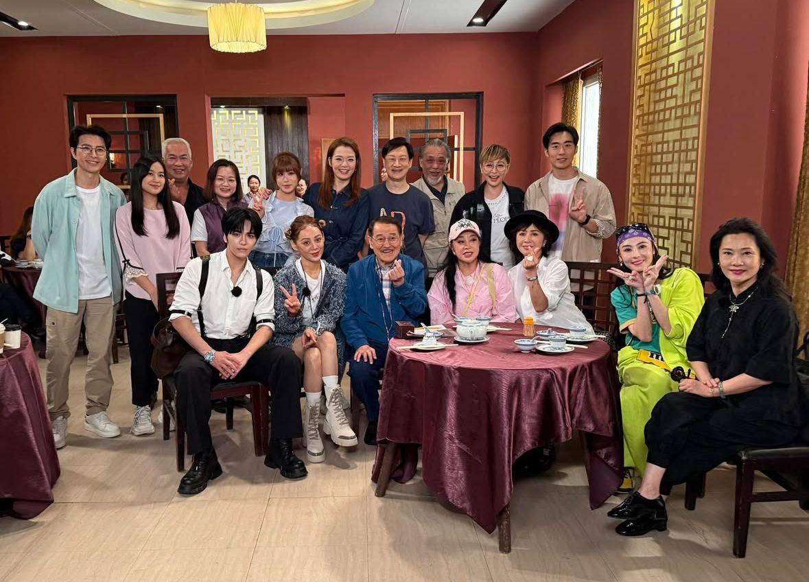 張栢芝和劉嘉玲現身TVB電視城《愛.回家之開心速遞》的拍攝場地。