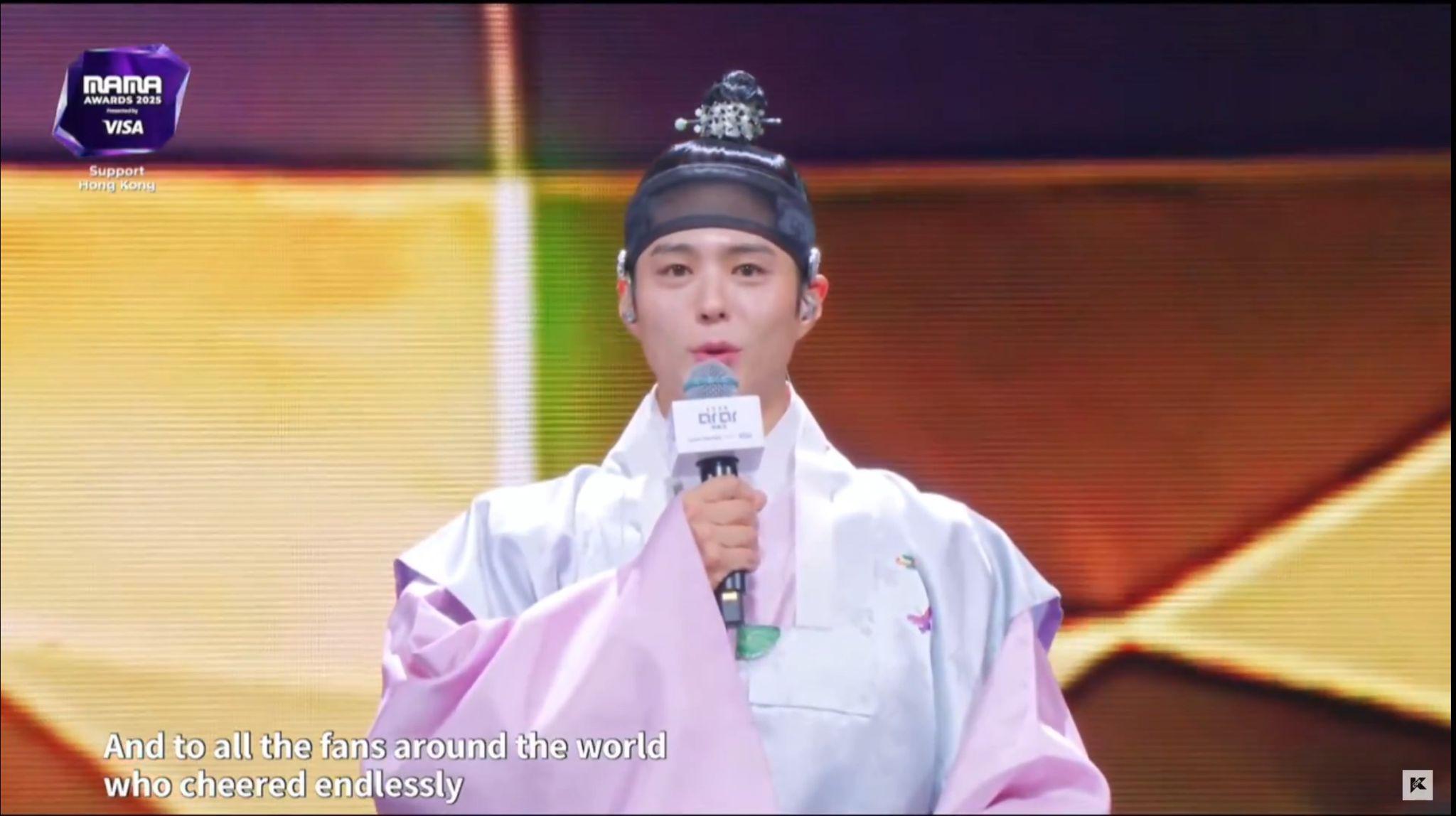 朴寶劍於頒獎禮尾聲換上古裝登場。