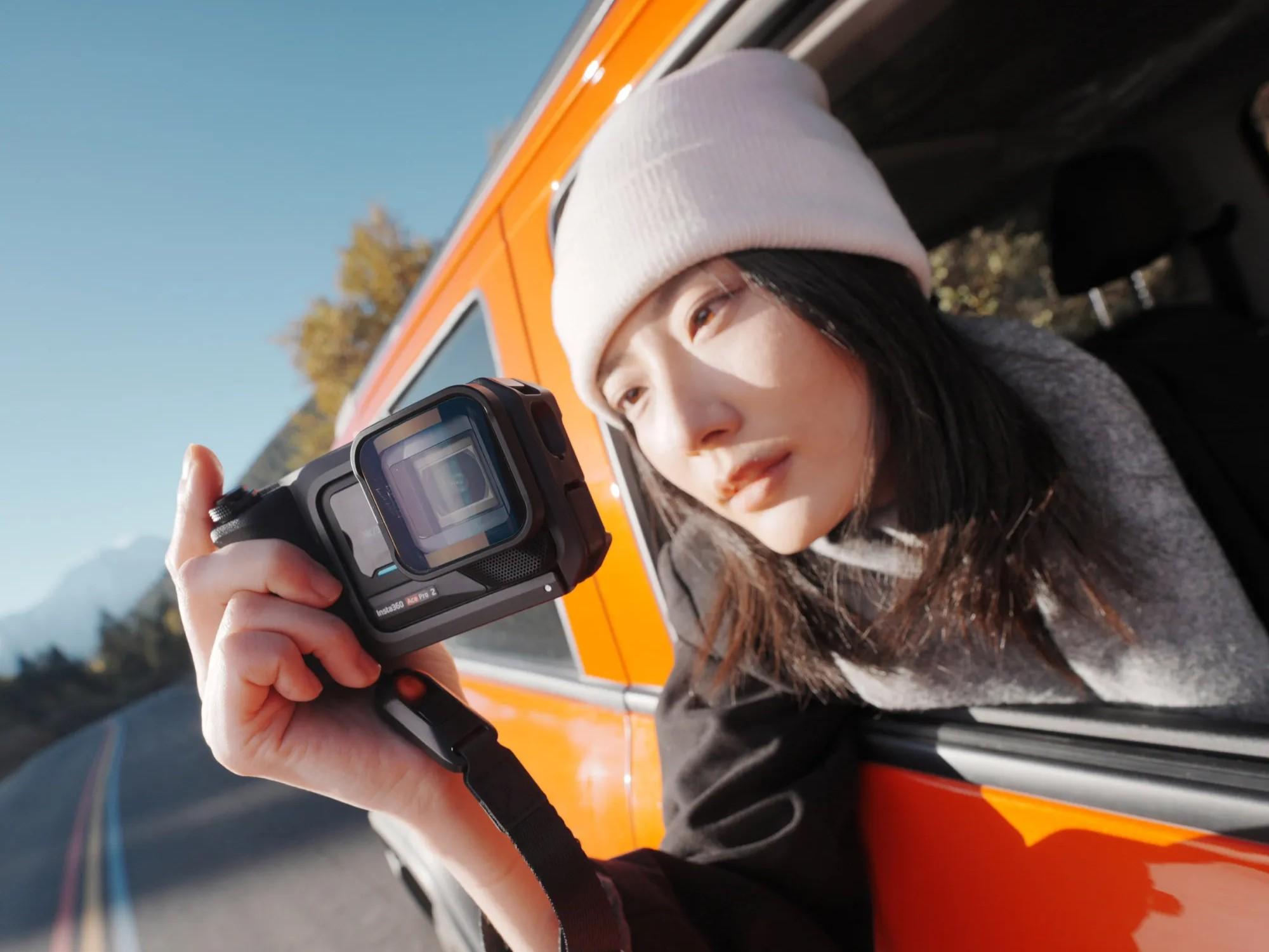 Insta360 Ace Pro 2的Xplorer Grip Pro手柄跟街拍套裝手柄設計不同。