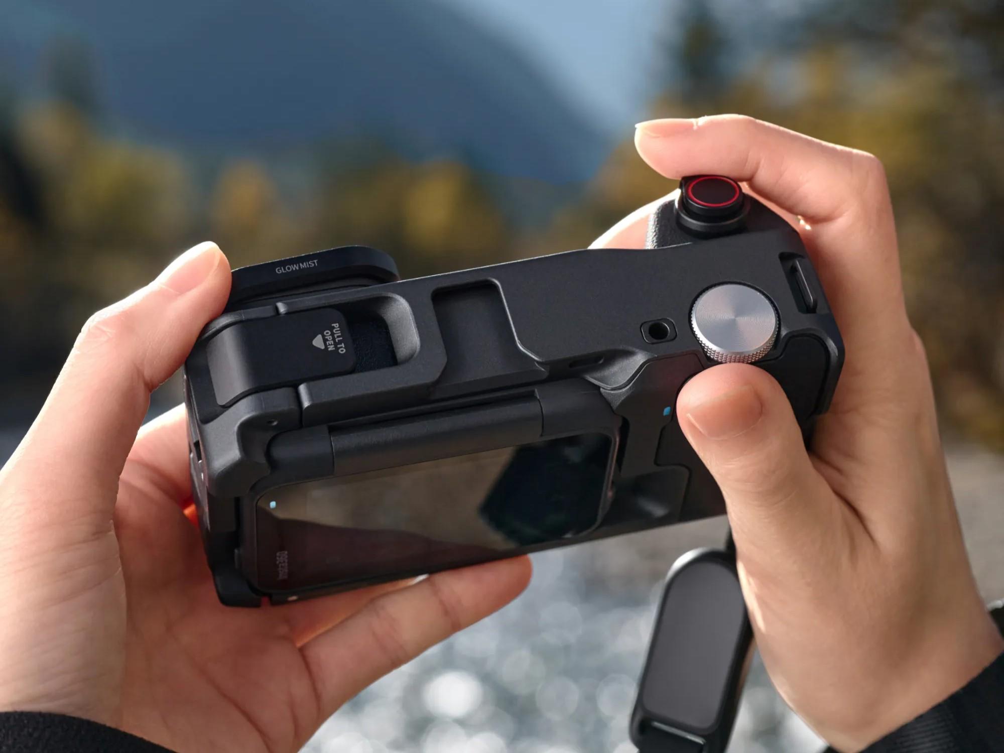 Insta360 Ace Pro 2的Xplorer Grip Pro手柄上方有快門、轉輪及變焦按鈕。