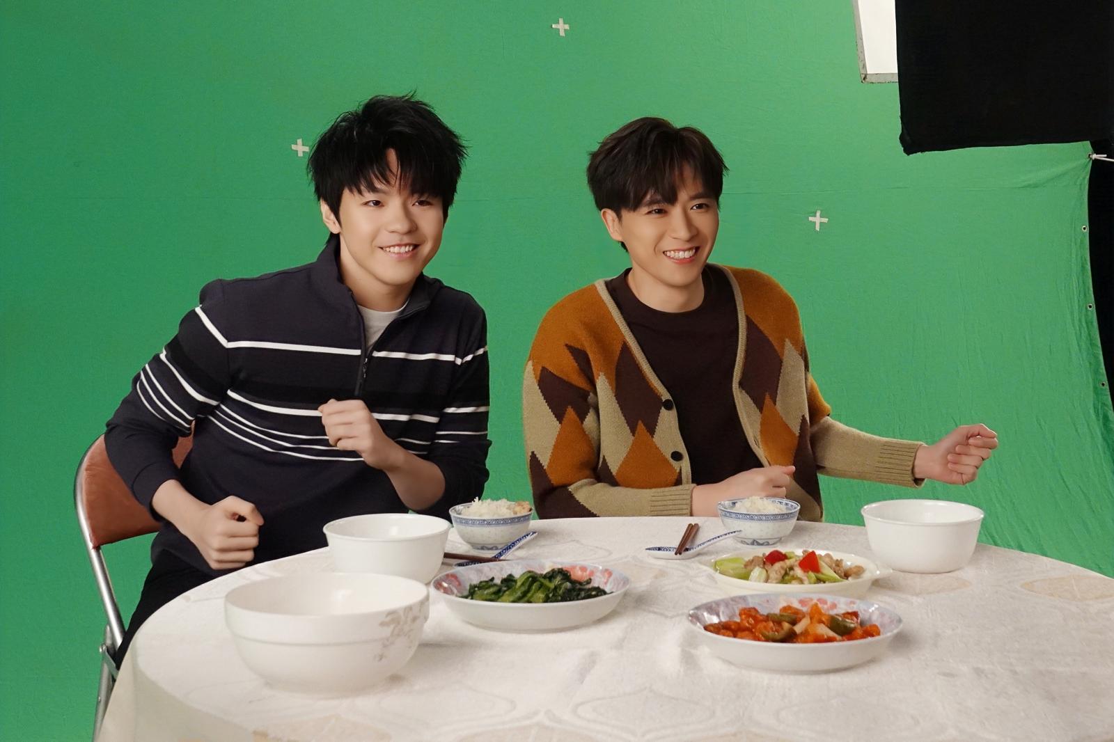 MIRROR七周年新團歌《DNA is U》MV,Ian和Frankie還原「電視節目有好多種」經典廣告。