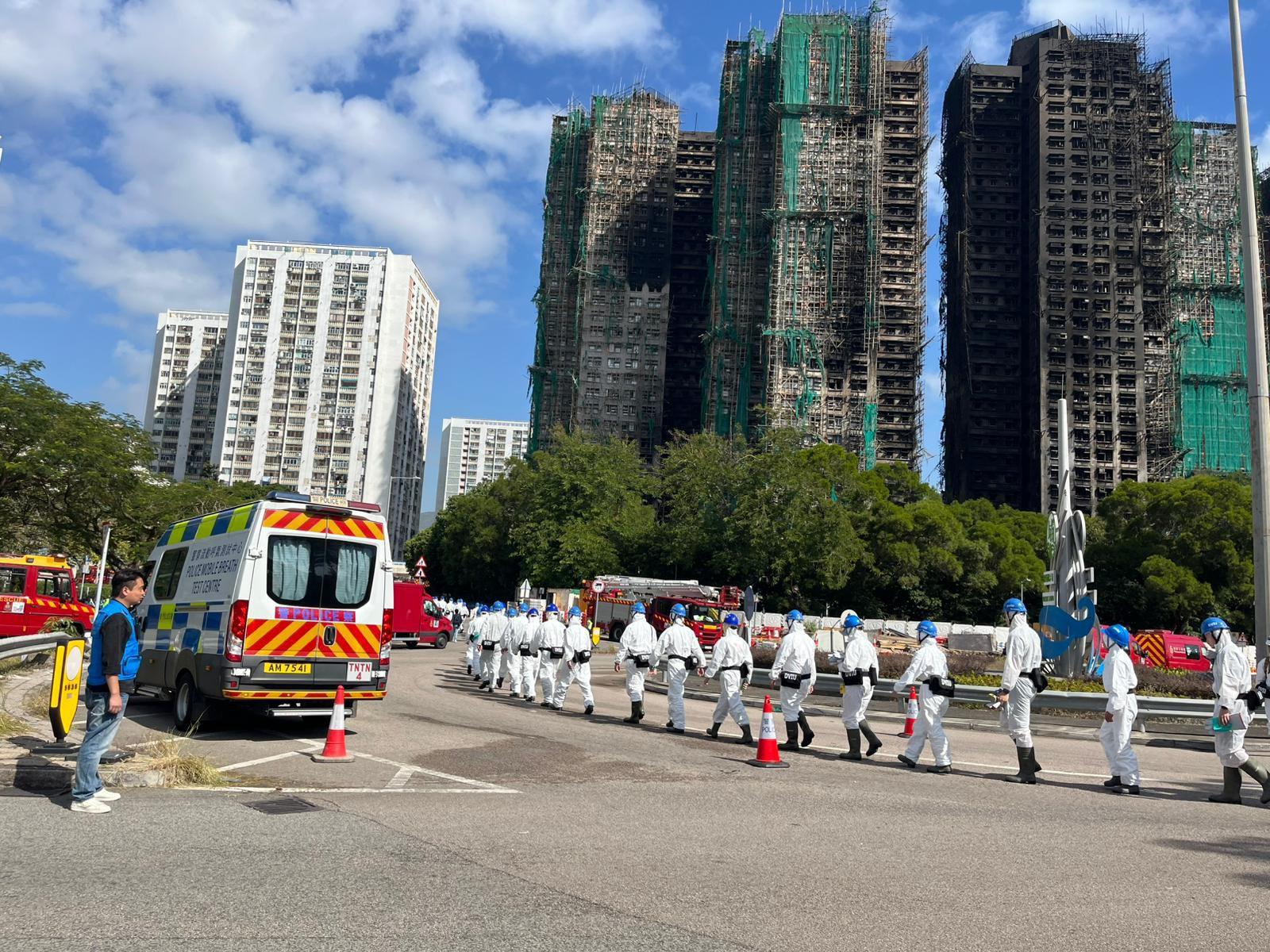 大埔宏福苑五級火造成多人死傷,在大廈內還有多具未辨識身份的遺體,警方災難遇害者辨認組今日進入現場搜索。