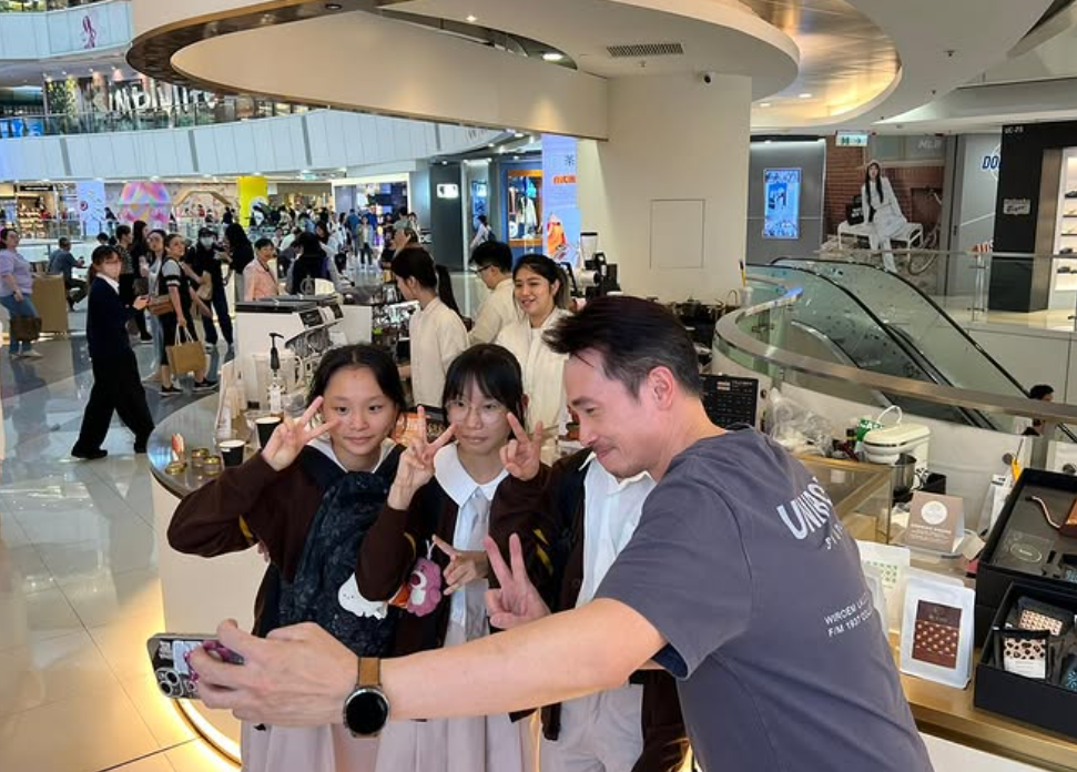 由藝人陳豪創立咖啡店「Blooms Coffee」觀塘apm分店,近日被發現突然執笠。陳豪不時會落場坐鎮,為客人親自沖調咖啡。(Blooms Coffee ig)