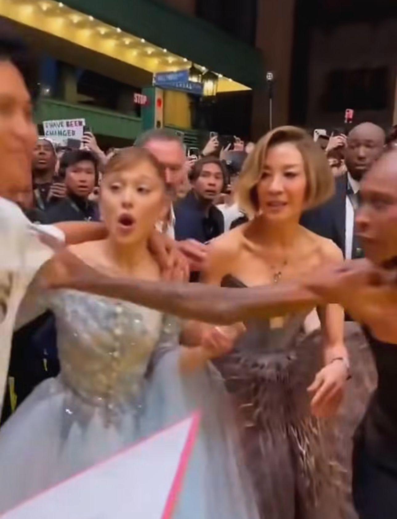 Ariana Grande出席新加坡首映遇狂迷埋身。