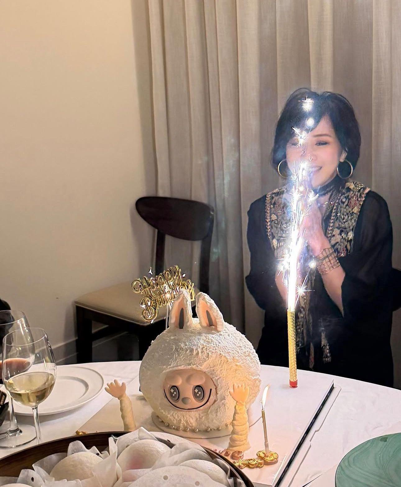 劉嘉玲收Labubu蛋糕。