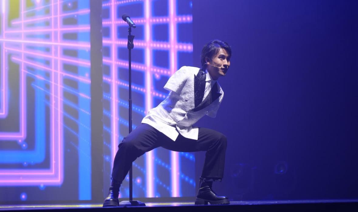 李金凱帶來節奏輕快的《不羈的風》,再以情歌《飛花》和《一生中最愛》溫柔收尾,展現多面唱功