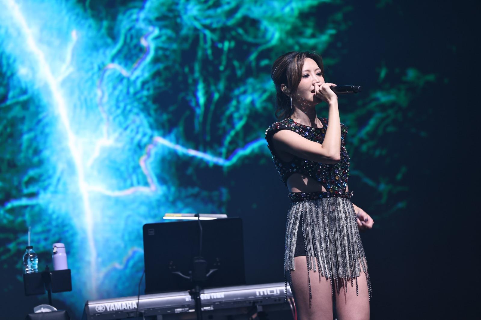 Jinny把她所有首本名曲也帶到佛山送給當地歌迷。