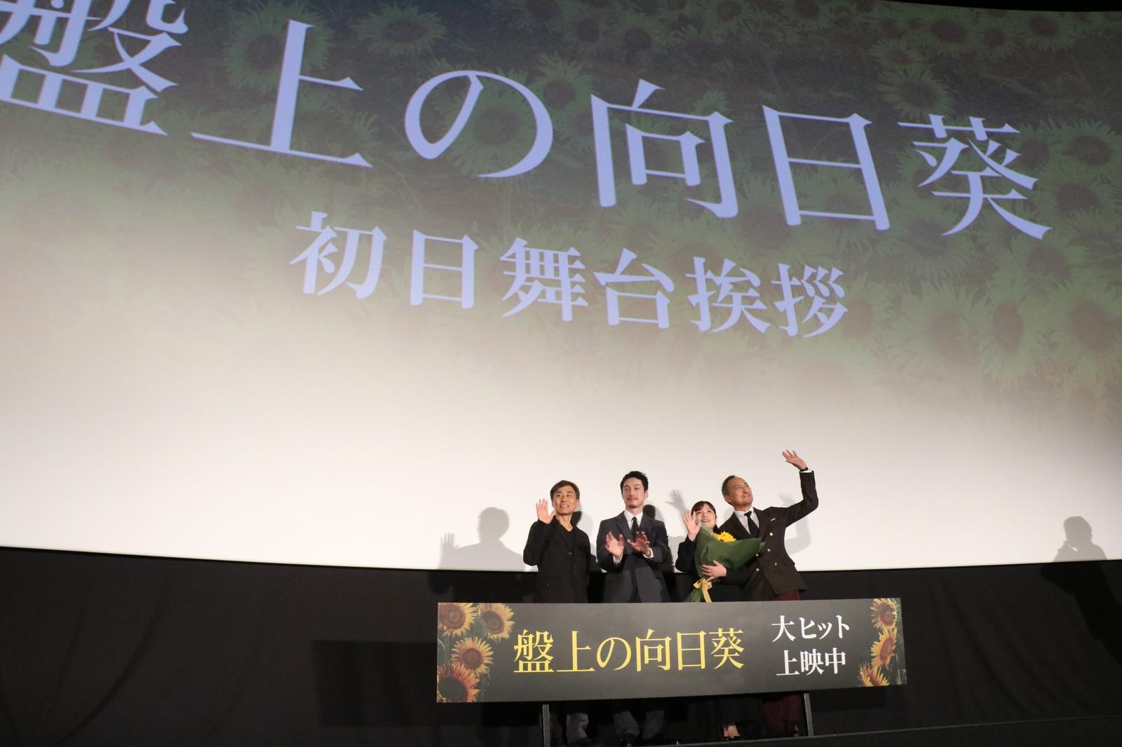 坂口健太郎一改以往的「鹽顏」,換上短髮及留鬚造型登場。