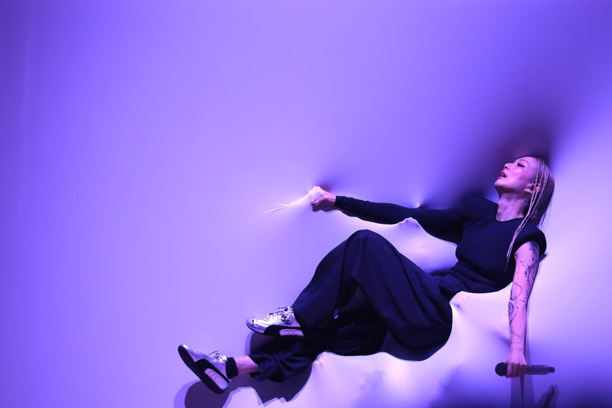 鄭秀文Sammi與張敬軒《Most Wanted 》拉闊音樂會,Sammi唱張敬軒的《浮雕》時,結合形體動作,將自己成為白布上的浮雕。(林俊源攝)