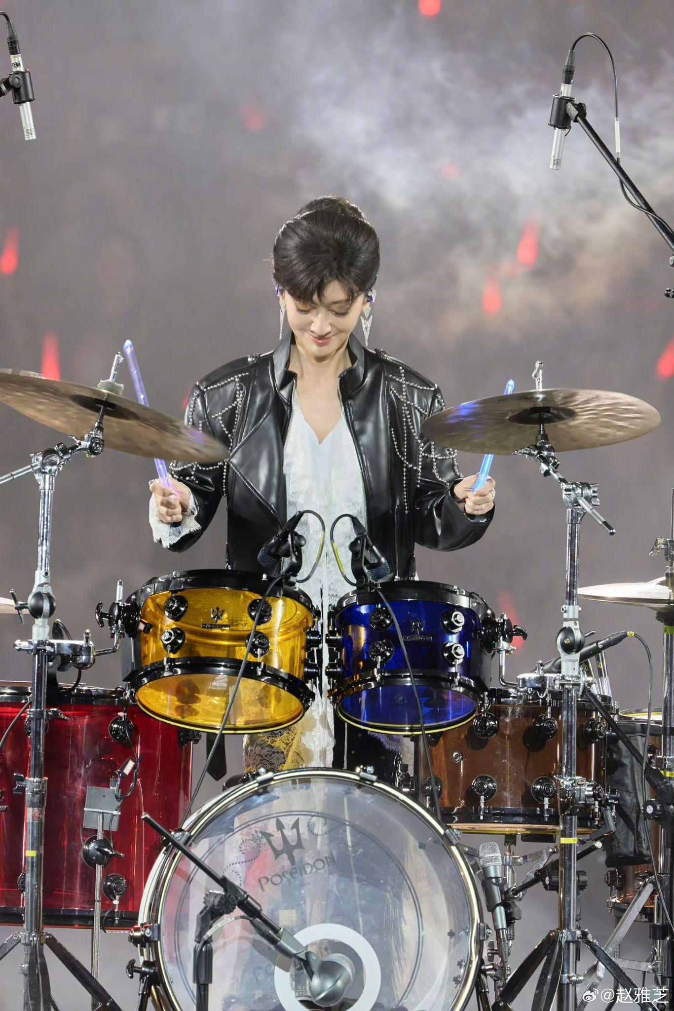 入行半世紀的趙雅芝,在派對上挑戰打鼓。