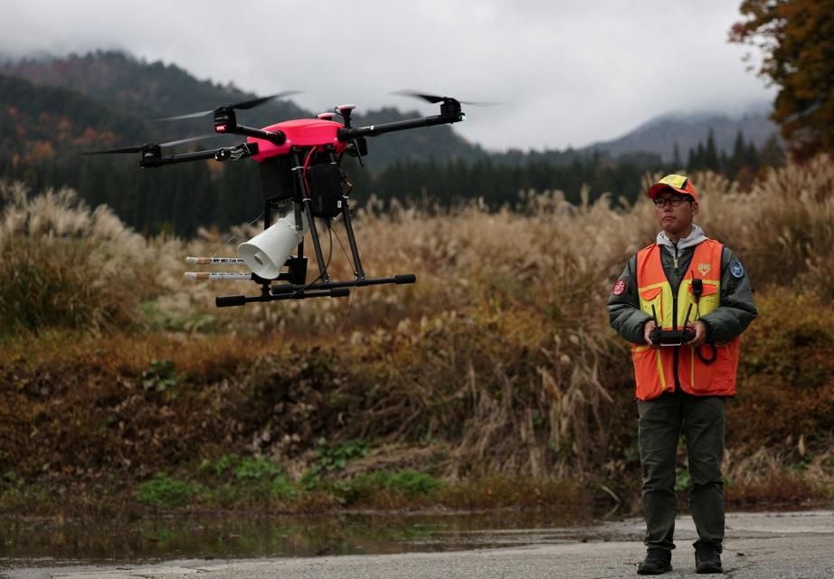 在岐阜縣飛驒山區,有公司測試驅熊無人機。(路透社)