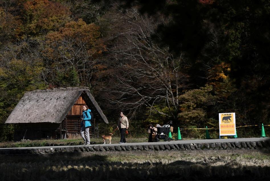 岐阜縣熱門景點白川鄉早前有熊出沒,當地已設立熊出沒注意警告牌。(路透社)