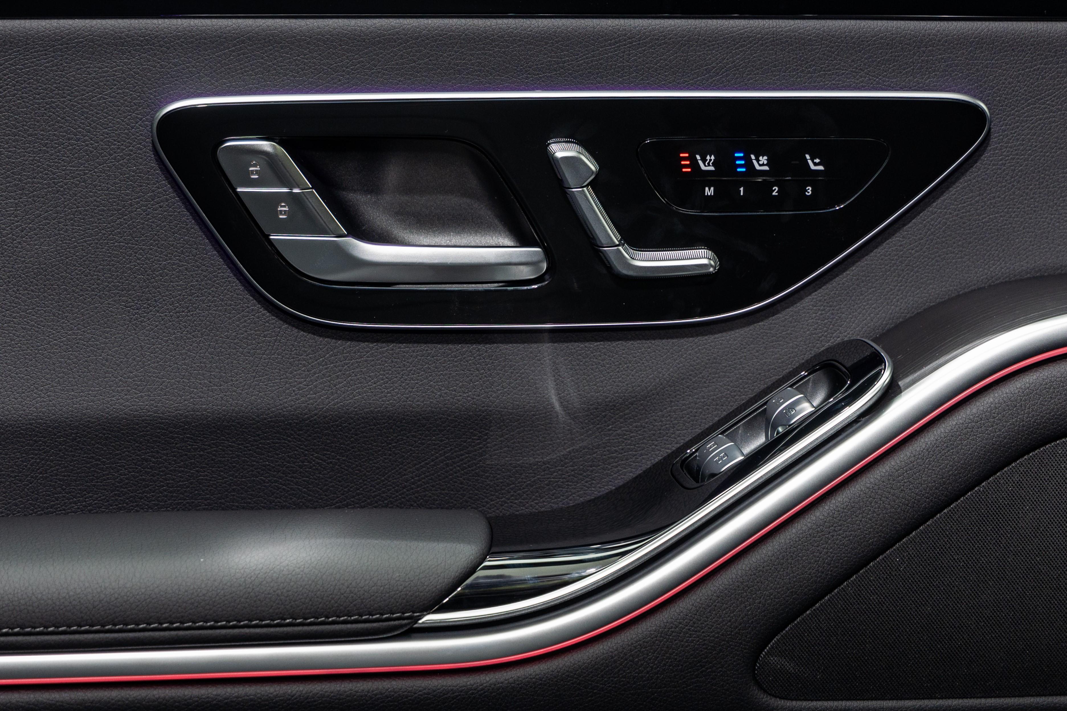 平治S 450 4MATIC前座標配多功能冷暖座椅,可選配按摩功能。