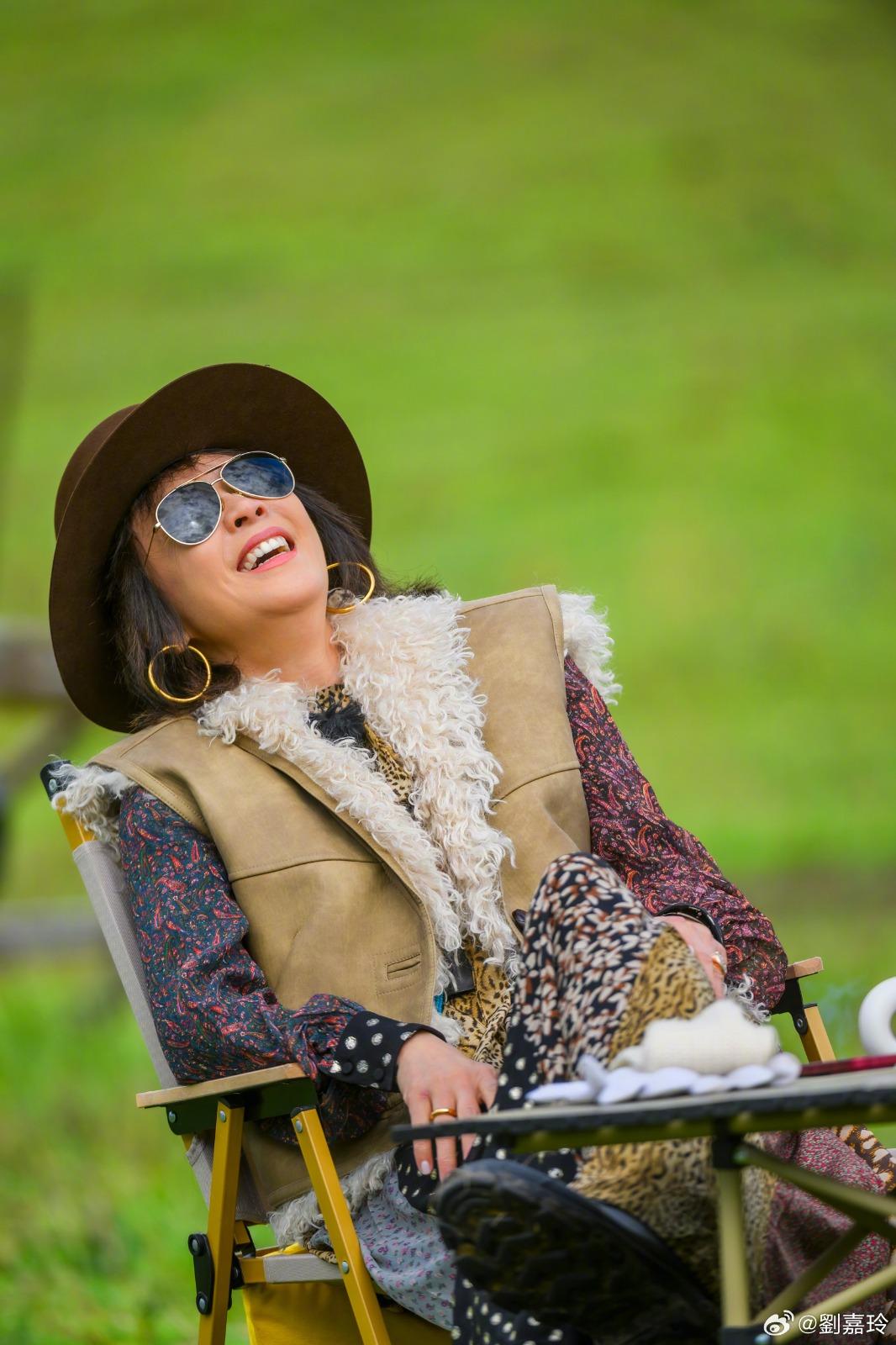 劉嘉玲亮相內地綜藝節目《一路繁花2》,成為節目的話題人物。(微博@劉嘉玲)