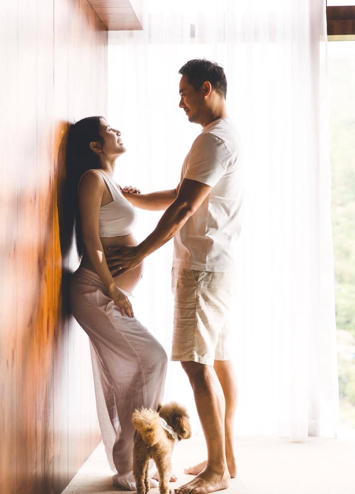 Coffee挺大肚拍攝全家福。