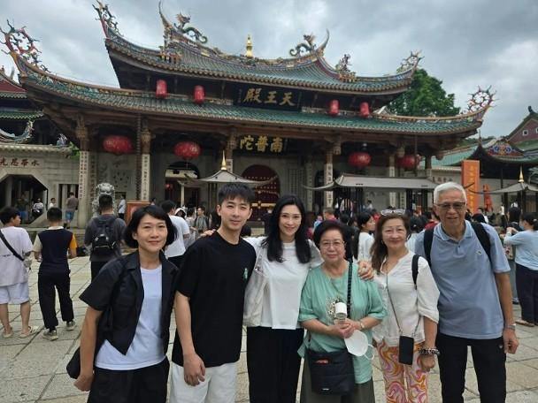 盧淑儀父親(右一)宣布跟兒子脫離父子關係。