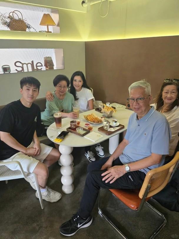 盧淑儀父親(右二)宣布跟兒子脫離父子關係。