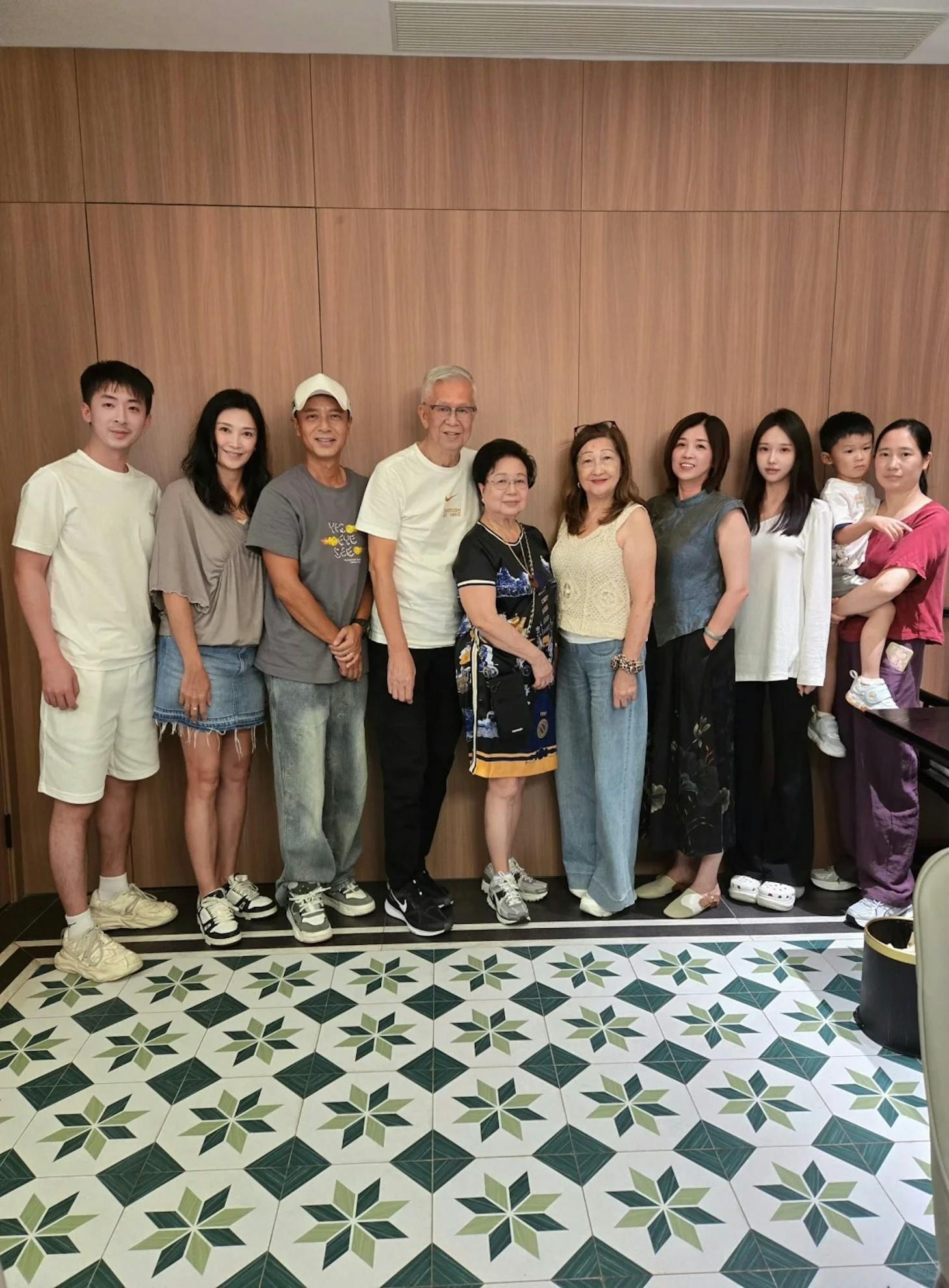 盧淑儀父親(左四)宣布跟兒子脫離父子關係。