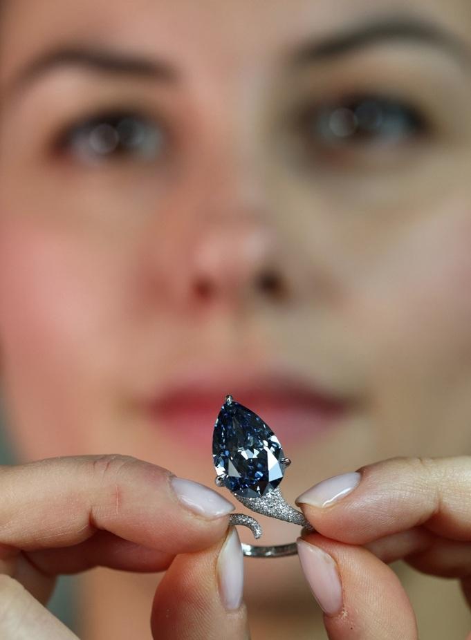 佳士得在瑞士日內瓦拍賣的「梅隆藍鑽」(Mellon Blue)。(路透社)