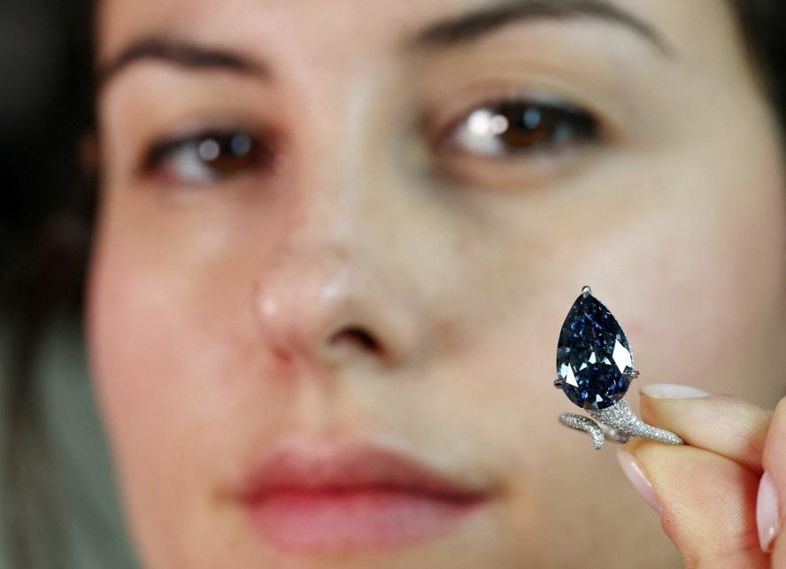 佳士得在瑞士日內瓦拍賣的「梅隆藍鑽」(Mellon Blue)。(路透社)