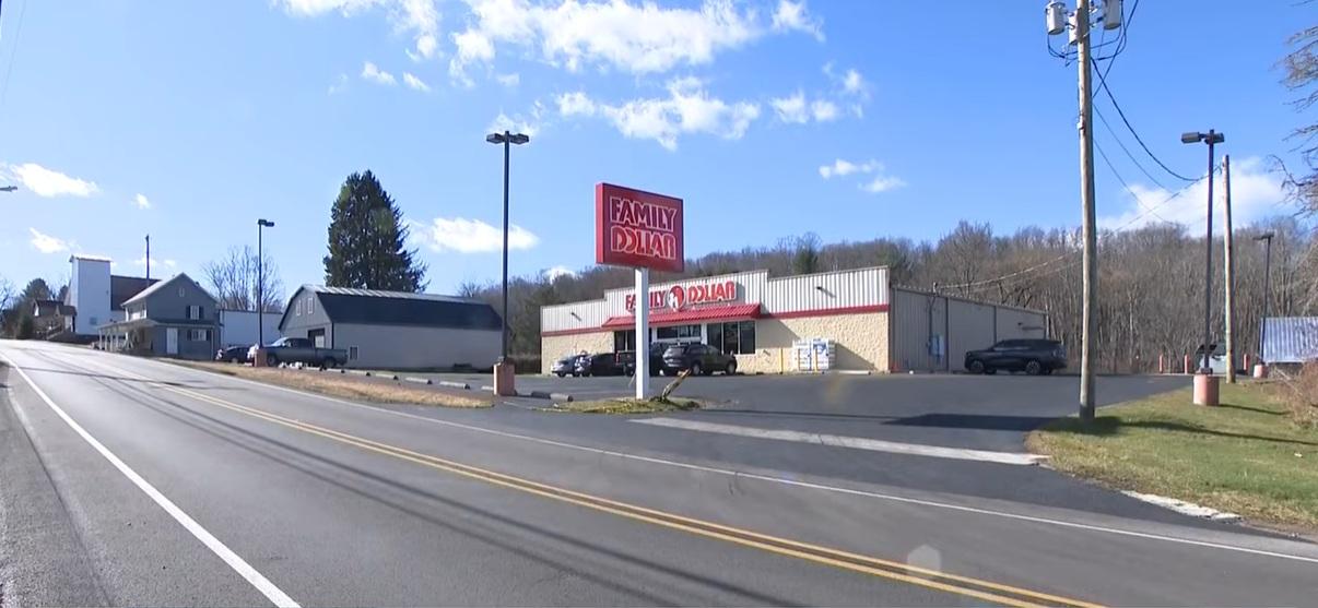 弗雷齊被黑熊追入商店。(互聯網)