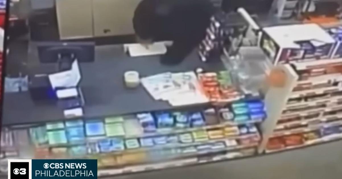 黑熊爬上收銀櫃枱。(互聯網)